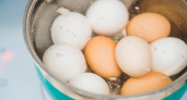 Яйца не лопнут даже в крутом кипятке: что капнуть в воду при варке - запомните